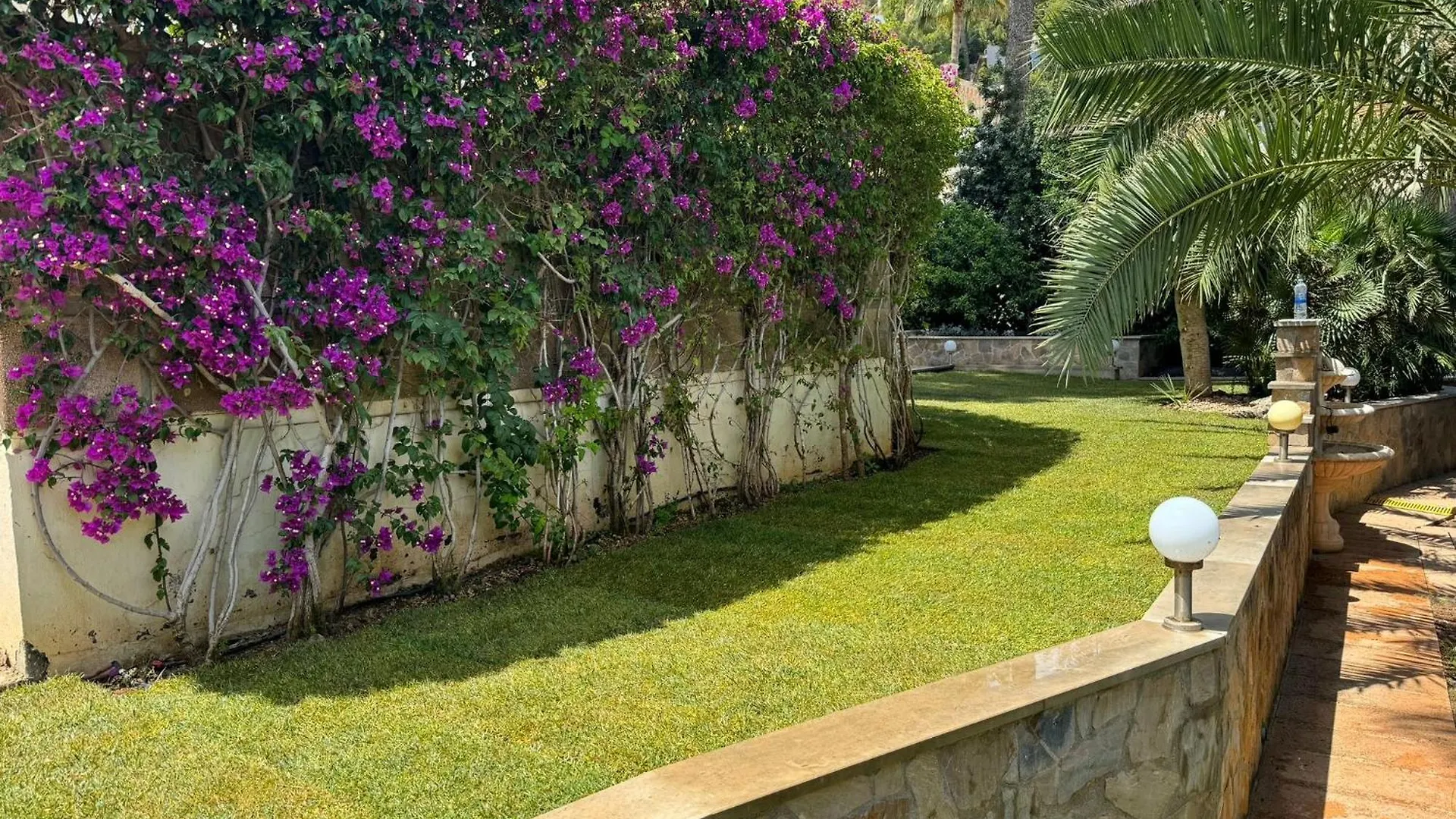 Exklusive Villa In Paguera Fuer Bis Zu 8 Personen, Mit Meerblick Und Pool contacts